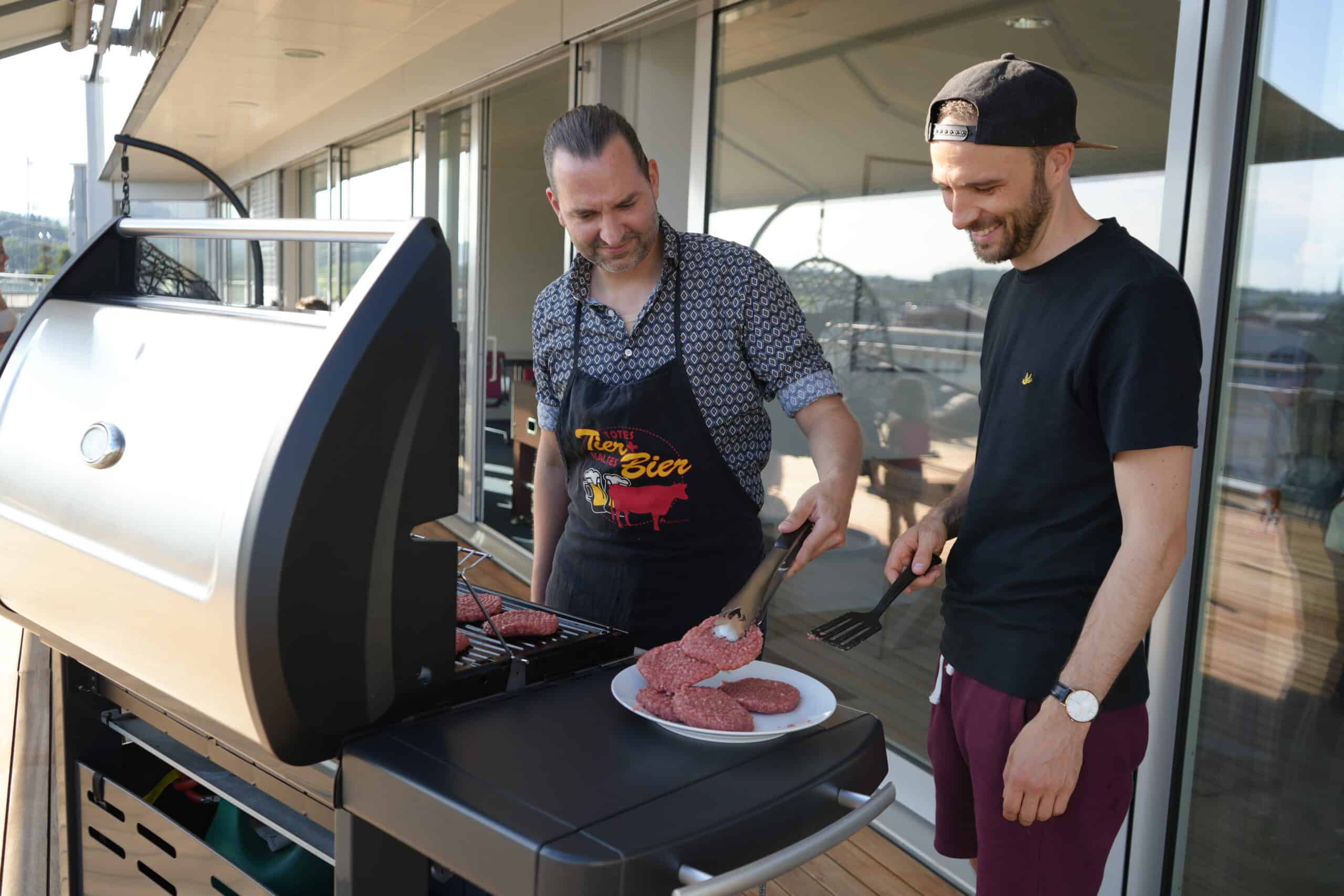 DSC01317 Tobias und Dario am Grill